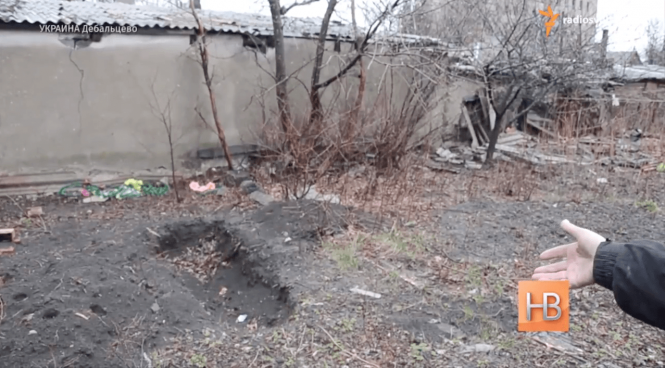 Видео: Русские оккупанты выкапывают могилы и грабят мирное население