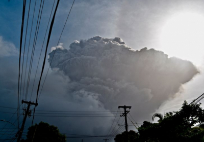 Попіл піднімається в повітря під час виверження вулкана Суфрієр на карибському острові Сент-Вінсент, 9 квітня 2021 року Фото: AP