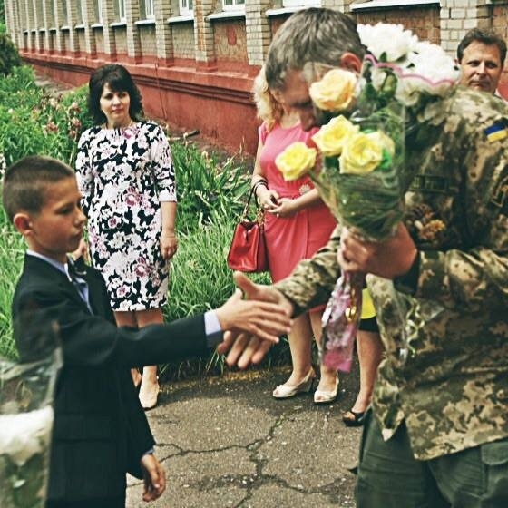 На Донбасі діти радо фотографуються із кіборгами, а місцеві красуні просять агітувати за них військових 