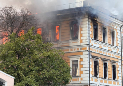 У центрі Києва російський дрон влучив у будівлю НАН України, є жертва (оновлено)
